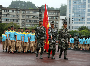 育才路校區(qū)開展軍訓  初中(zhōng)一、二年級800餘學(xué)生受訓